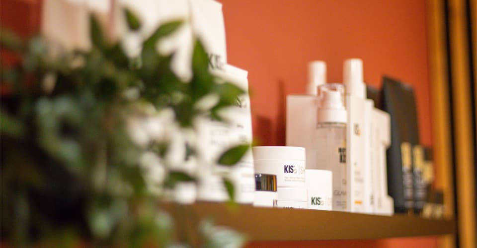 KIS-verzorgingsproducten op een houten plank in de salon
