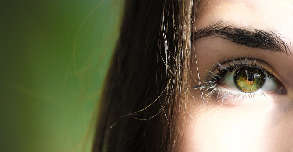 Close-up van een oog met lange, volle wimperextensions